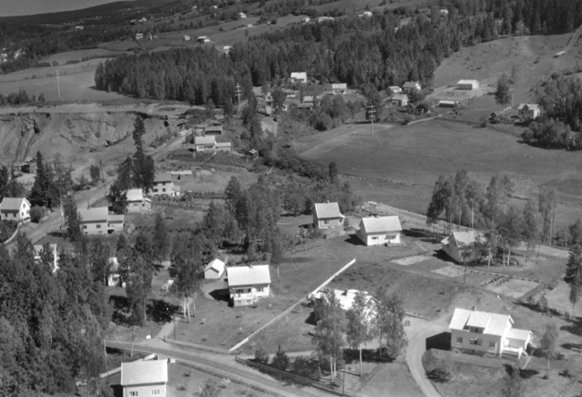 Widerøes Flyveselskap A/S, Flyfoto av Liavegen, Øverkvernvegen, Øverkvern grustak, Brumunddal.