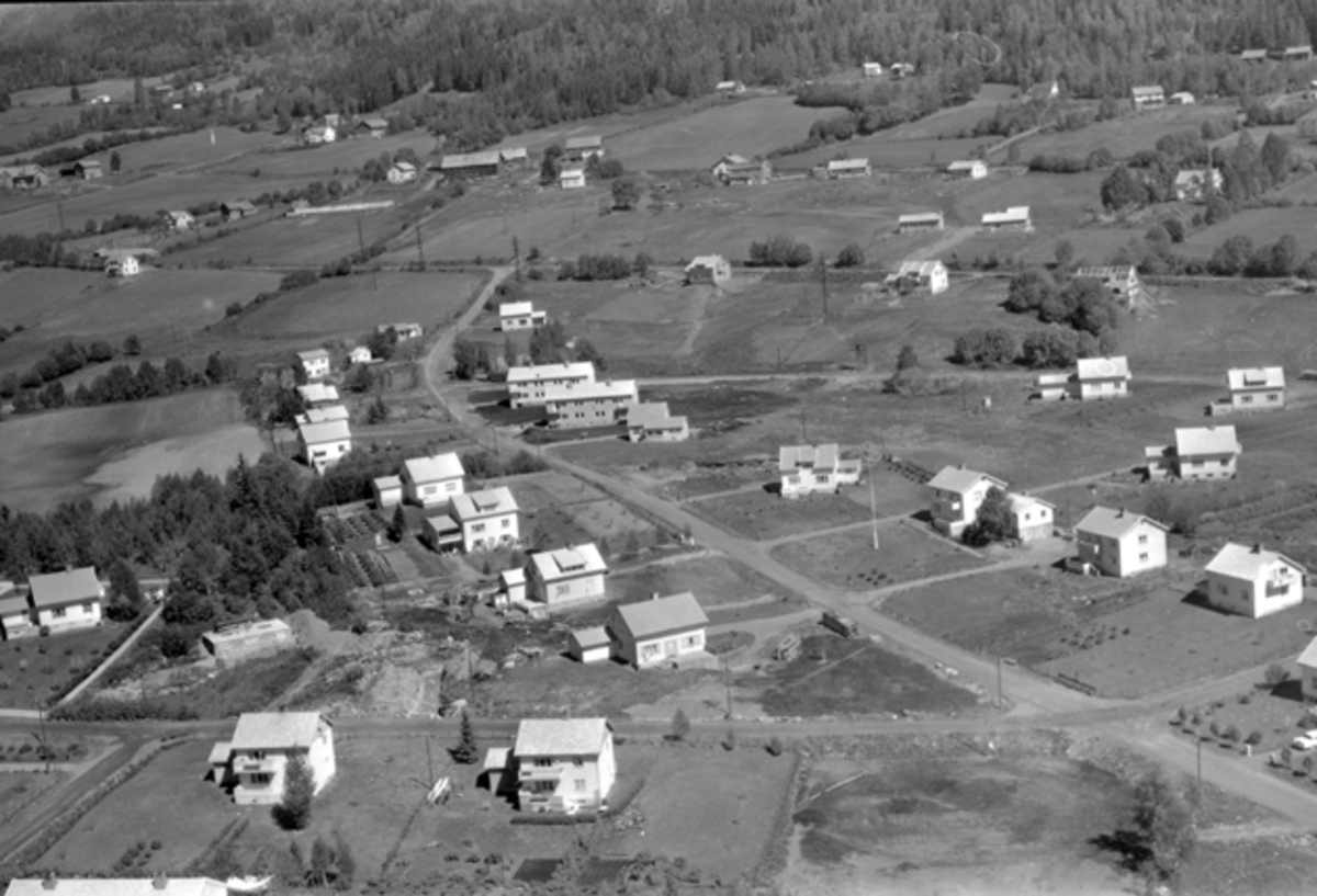 Widerøes Flyveselskap A/S, Flyfoto av Damvegen, Byflatvegen, Veldrevegen, Rostad, Brumunddal.