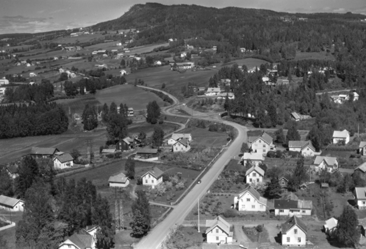 Widerøes Flyveselskap A/S, Flyfoto av Berger Langmoens veg, Byflatvegen mot Bjørgeberget, Brumunddal.