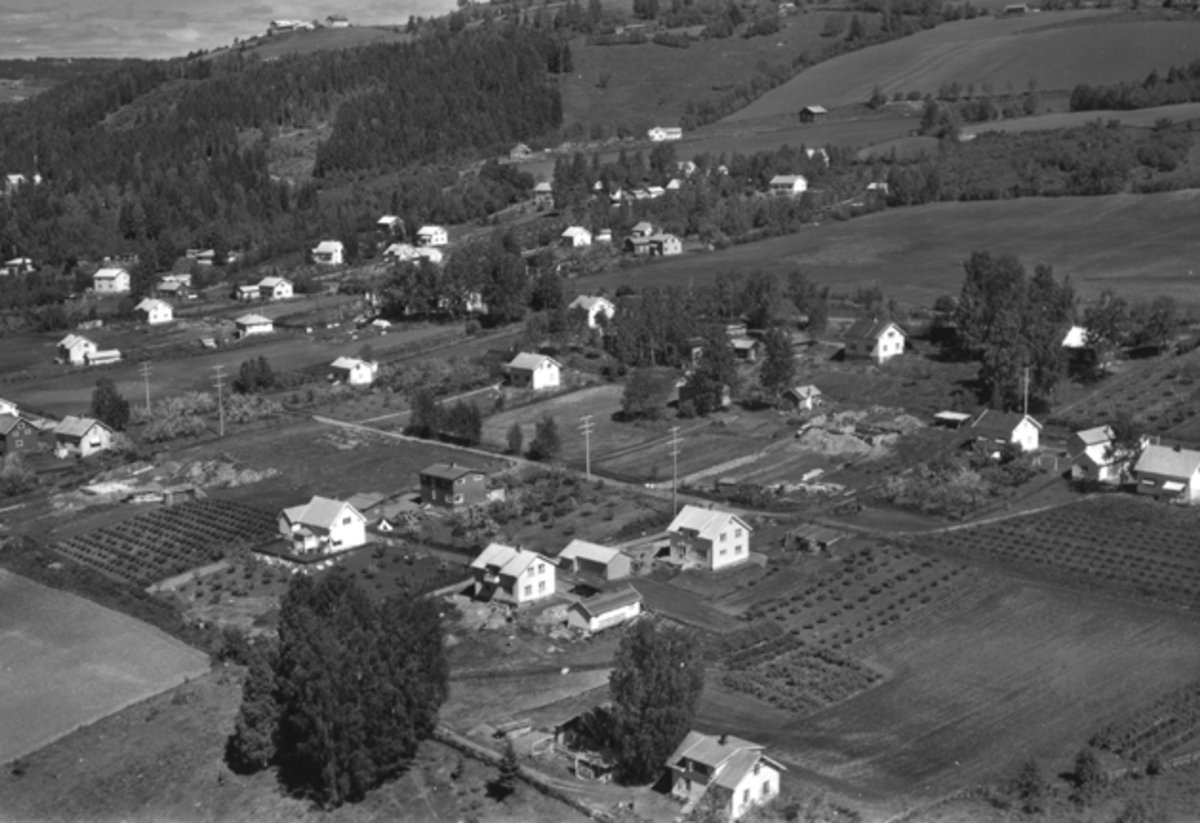 Widerøes Flyveselskap A/S, Flyfoto av Kongelholgutua, Fredheimvegen, Østgårdvegen, Brumunddal.