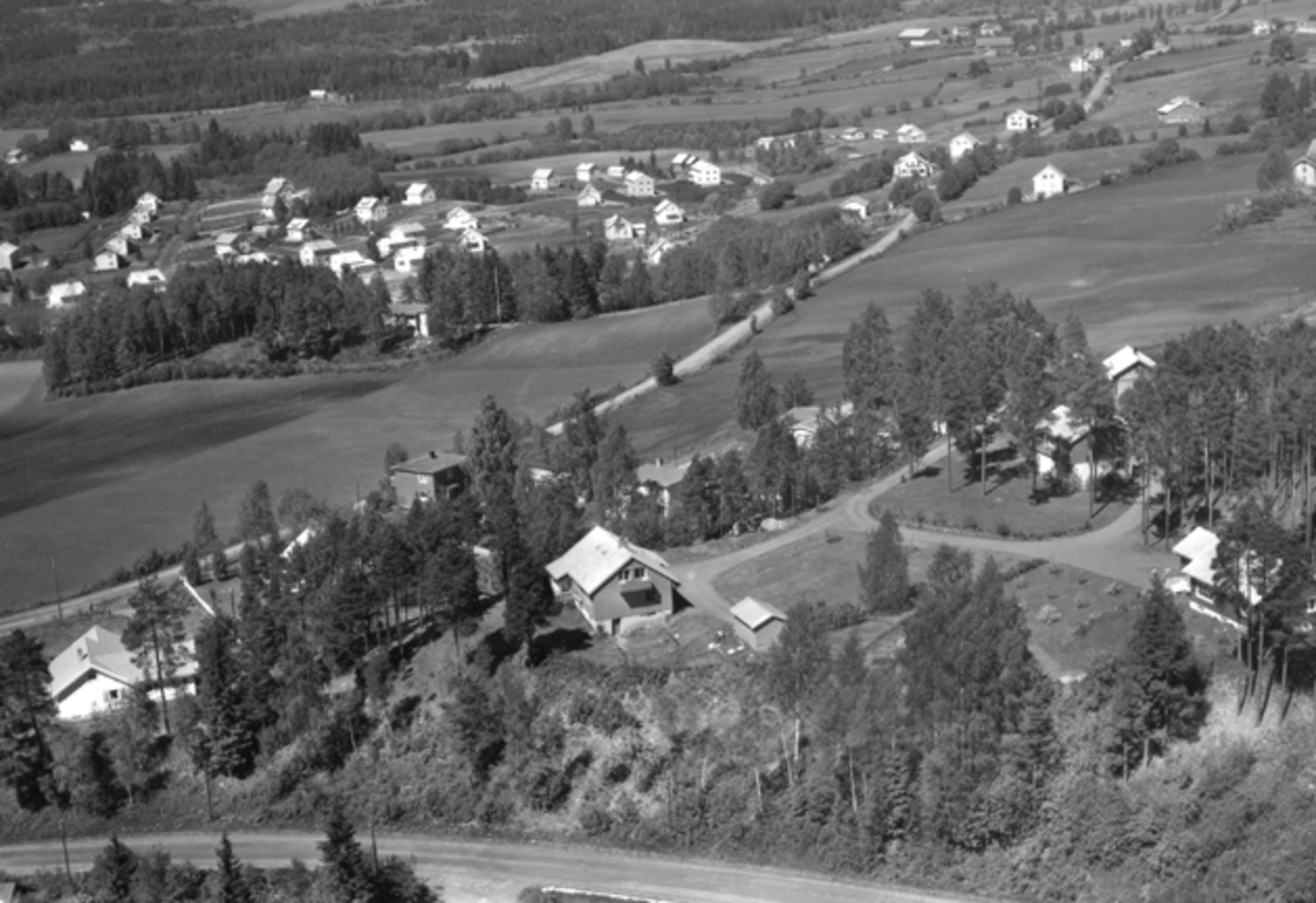 Widerøes Flyveselskap A/S, Flyfoto av bebyggelse, Knippa, Narudvegen, Byflatvegen, Brumunddal.