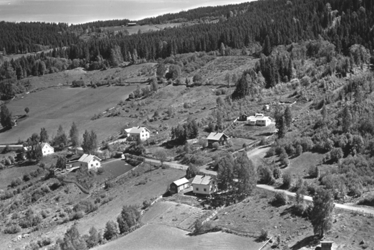 Widerøes Flyveselskap A/S, Flyfoto av bebyggelse, Nordåsvegen, Brumunddal. Hus nr 2 fra venstre på nedsiden av veien har i dag adresse Nordåsvegen 338, 2387 Brumunddal. Stedsnavn: Sørdal Bolighus oppført 1954 Bryggerhus oppført 1912 Uthus/fjøs oppført på 60-tallet
