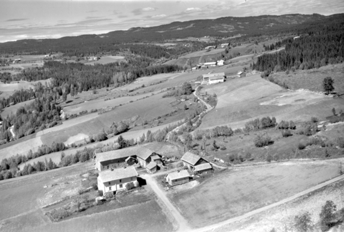 Widerøes Flyveselskap A/S, Flyfoto av Mælum gård. Nybygda, Ringsaker.