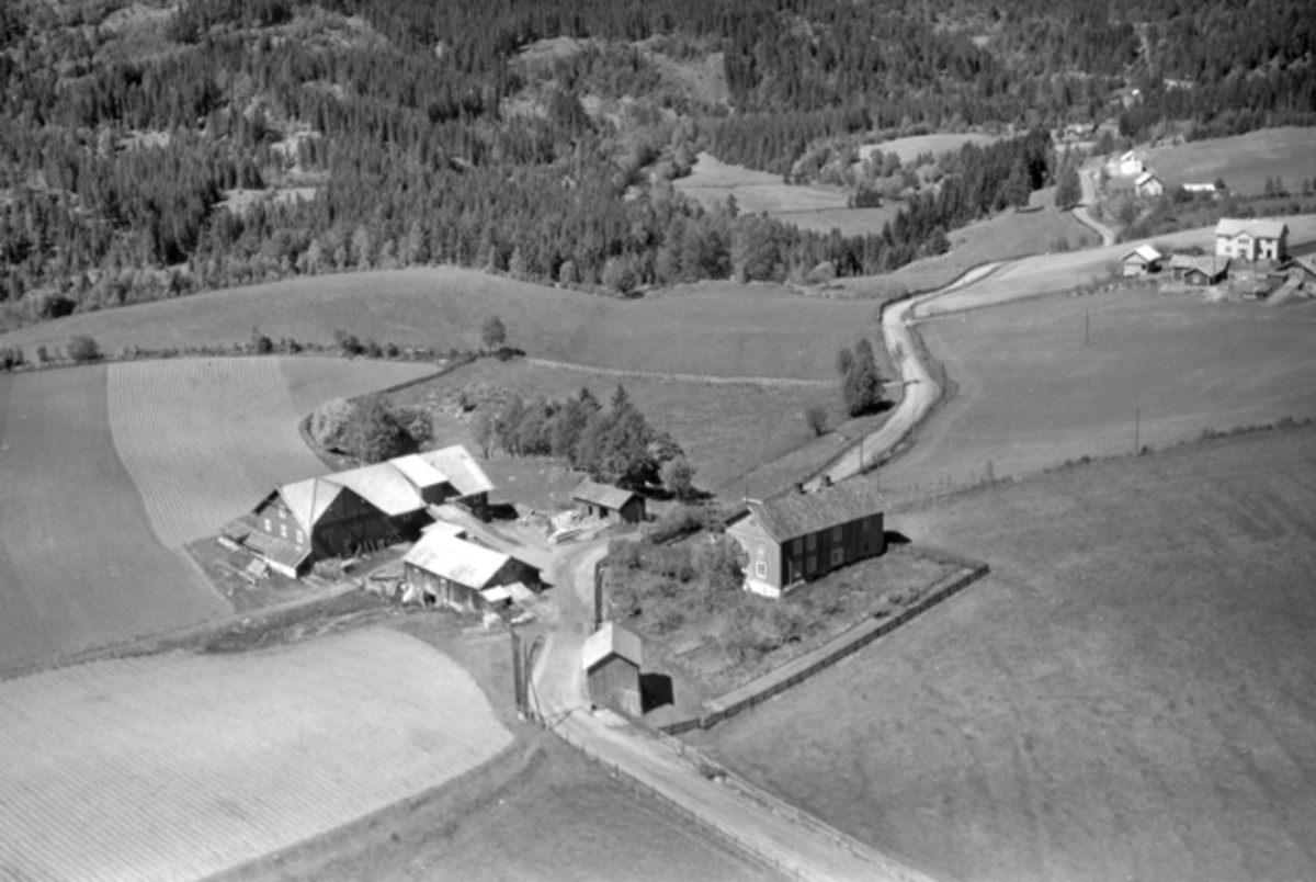 Widerøes Flyveselskap A/S, Flyfoto av Mauset søndre og Mauset nordre til høyre, Nybygda, Ringsaker.