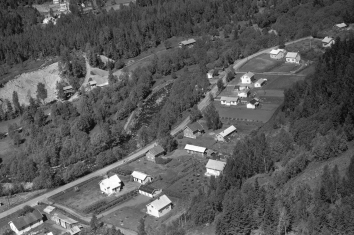 Widerøes Flyveselskap A/S, Flyfoto av bebyggelse i Djupdalen, Mausetvegen, Brumunddal.