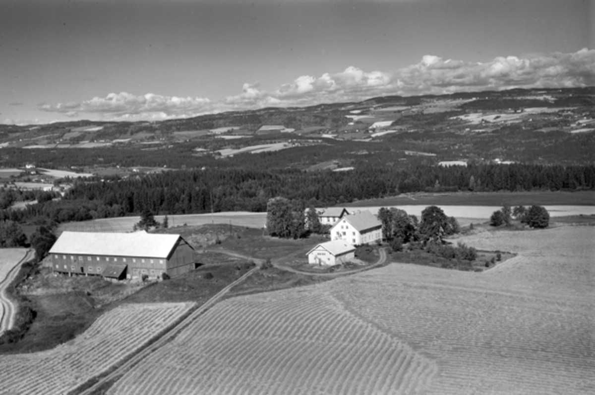 Widerøes Flyveselskap A/S, Flyfoto av Kvalstad gard, Veldre, Ringsaker.