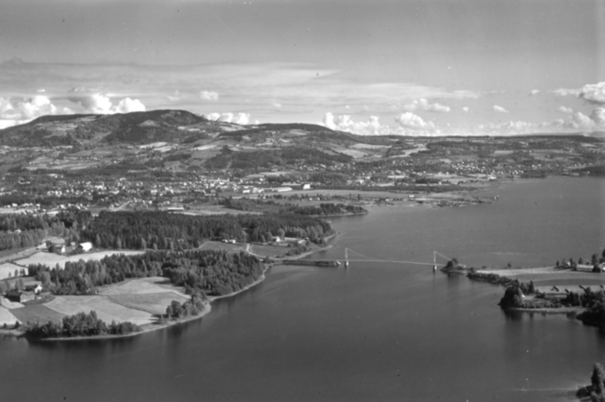 Widerøes Flyveselskap A/S, Flyfoto av Brumunddal, Furnesfjorden, Framnesbrua, Høsbjøråsen.