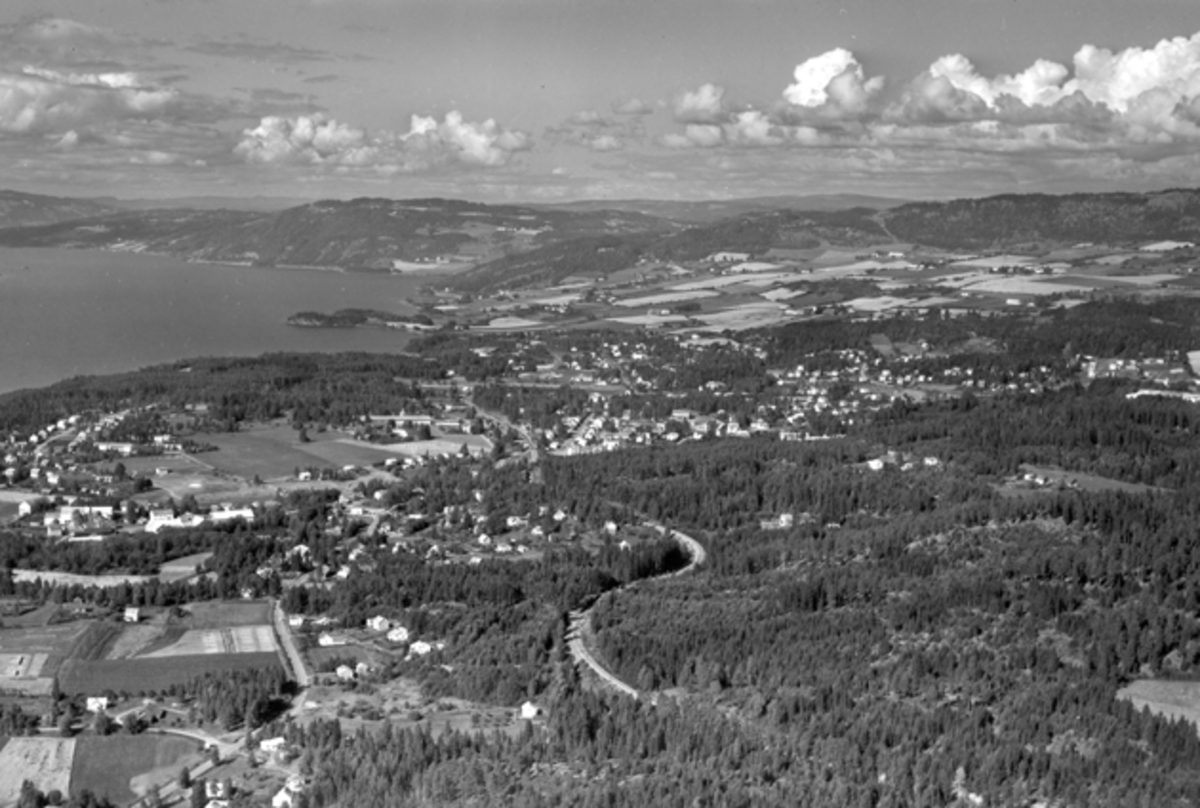 Widerøes Flyveselskap A/S, Flyfoto av Moelv med utsikt mot Ring, Ringsaker.