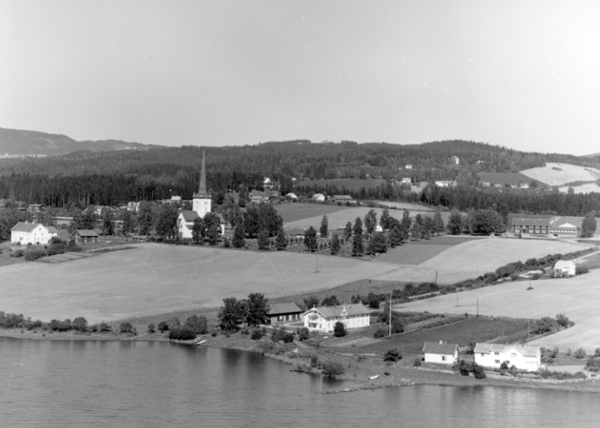 Widerøes Flyveselskap A/S, Flyfoto av Ringstrand gamlehjem, Ringsaker kirke.