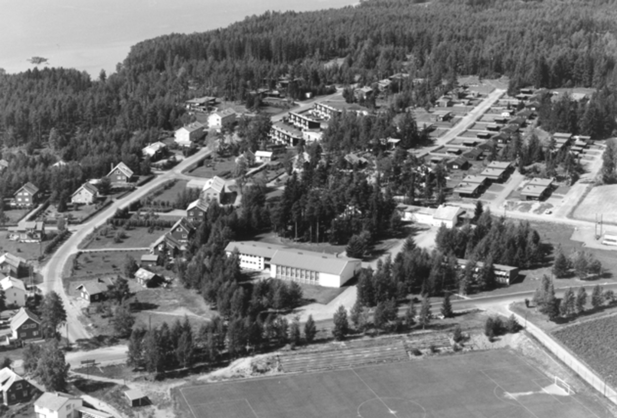 Widerøes Flyveselskap A/S, Flyfoto av Moelv Videregående skole, Realskole, Moelv, Ringsaker.