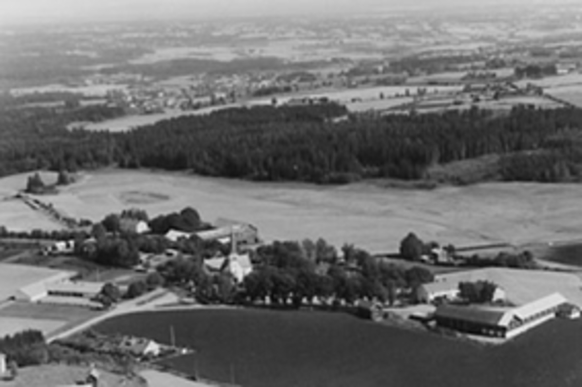 Widerøes Flyveselskap A/S, Flyfoto av Furnes kirke og Deglumgårdene.
