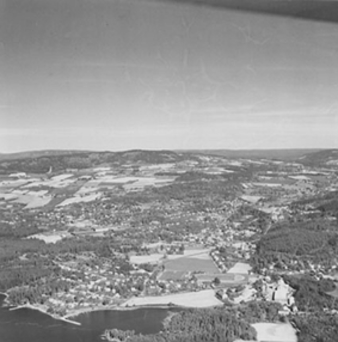 Widerøes Flyveselskap A/S, Flyfoto av Moelv med omegn. Tatt fra stor høyde.