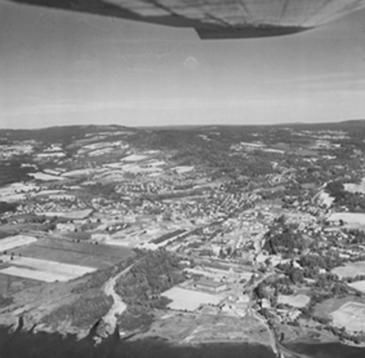 Widerøes Flyveselskap A/S, Flyfoto av Brumunddal, stor oversikt med utløpet av Brumunddal.