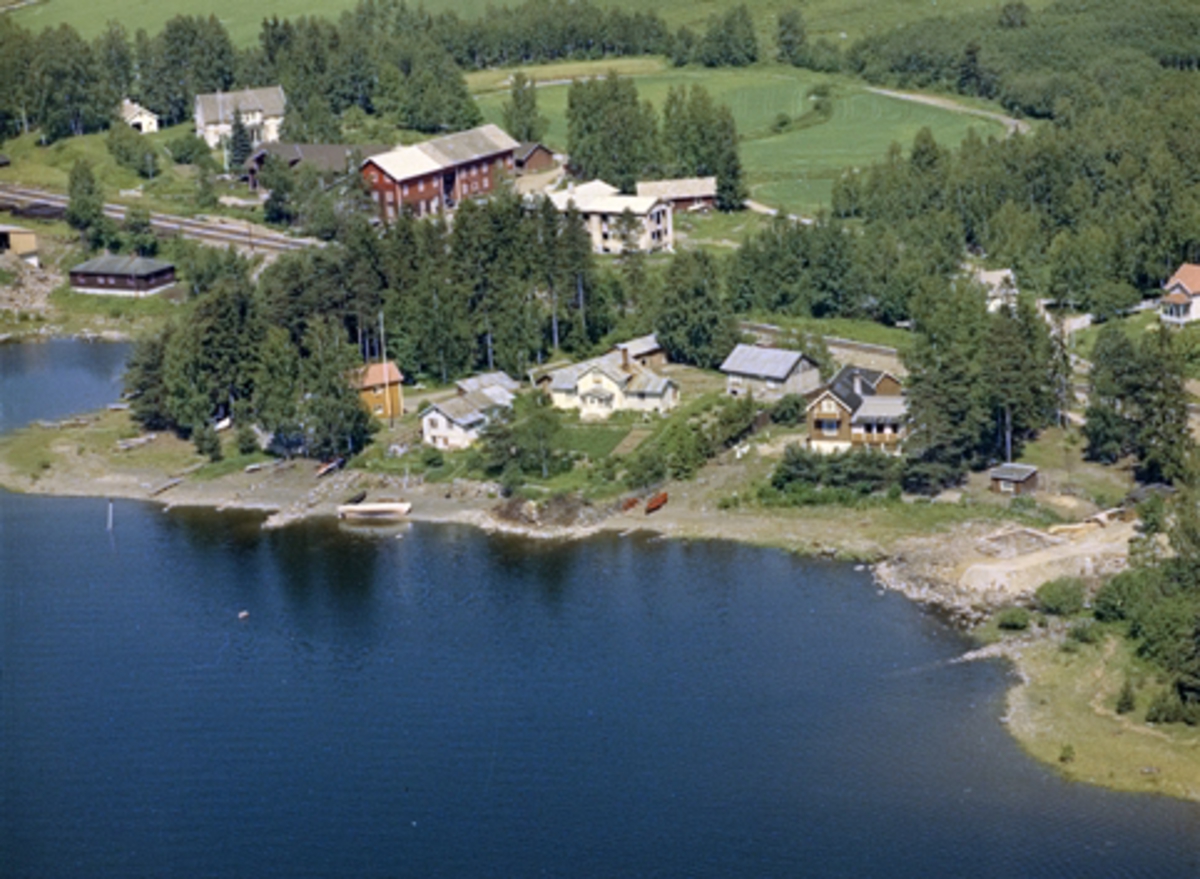 Widerøes Flyveselskap A/S, Flyfoto av bebyggelse langs Jesnesstranda, Ringsaker. Til høyre er Hamar Fiskerforening sin hytte Fagervik.