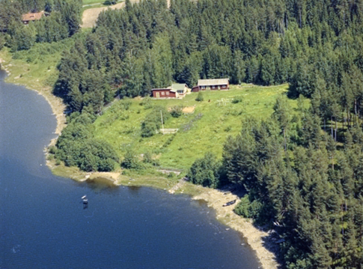 Widerøes Flyveselskap A/S, Flyfoto av hytte (Furubakken), Jessnes, Ringsaker.