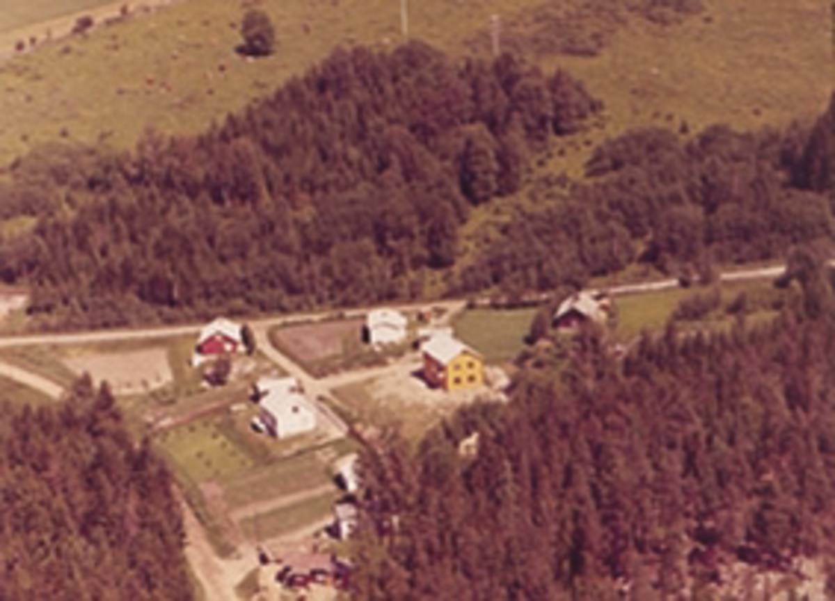 Widerøes Flyveselskap A/S, Flyfoto av boliger Sollerudbakken, Brumunddal.