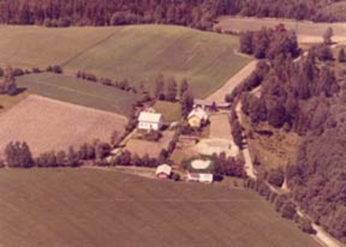 Widerøes Flyveselskap A/S, Flyfoto av Vestad, Grønvoll, Furnes, Ringsaker.