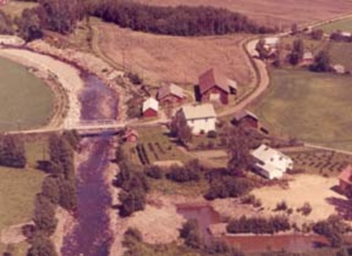 Widerøes Flyveselskap A/S, Flyfoto av Arnkværn, Furnes, Ringsaker.