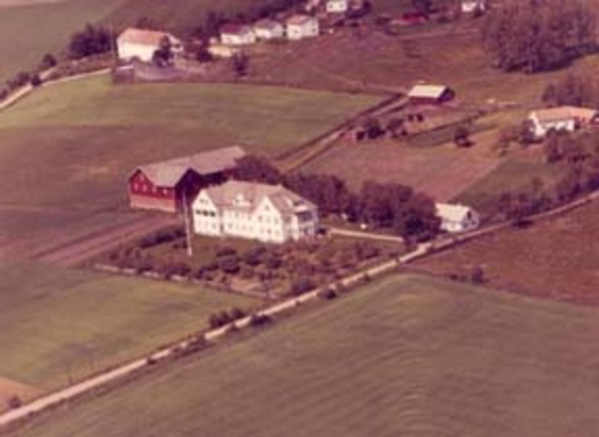 Widerøes Flyveselskap A/S, Flyfoto av Furnes Aldershjem, Ringsaker.