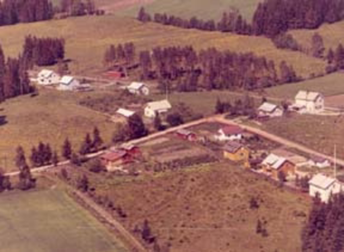 Widerøes Flyveselskap A/S, Flyfoto av Fjellheim, boligbebyggelse på Bergshøgda, Furnes, Ringsaker.