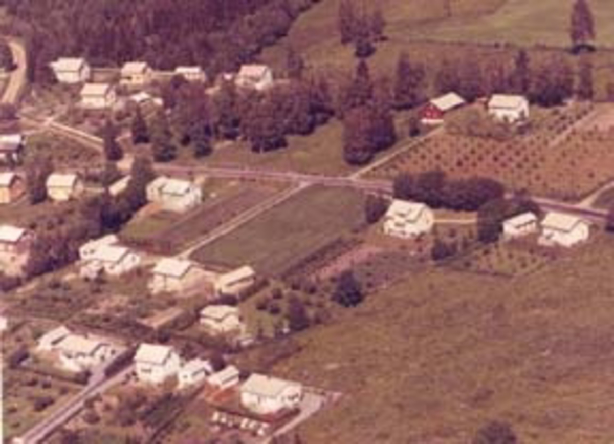 Widerøes Flyveselskap A/S, Flyfoto av Rosenlund på Stenbekk, boligbebyggelse, Brumunddal.