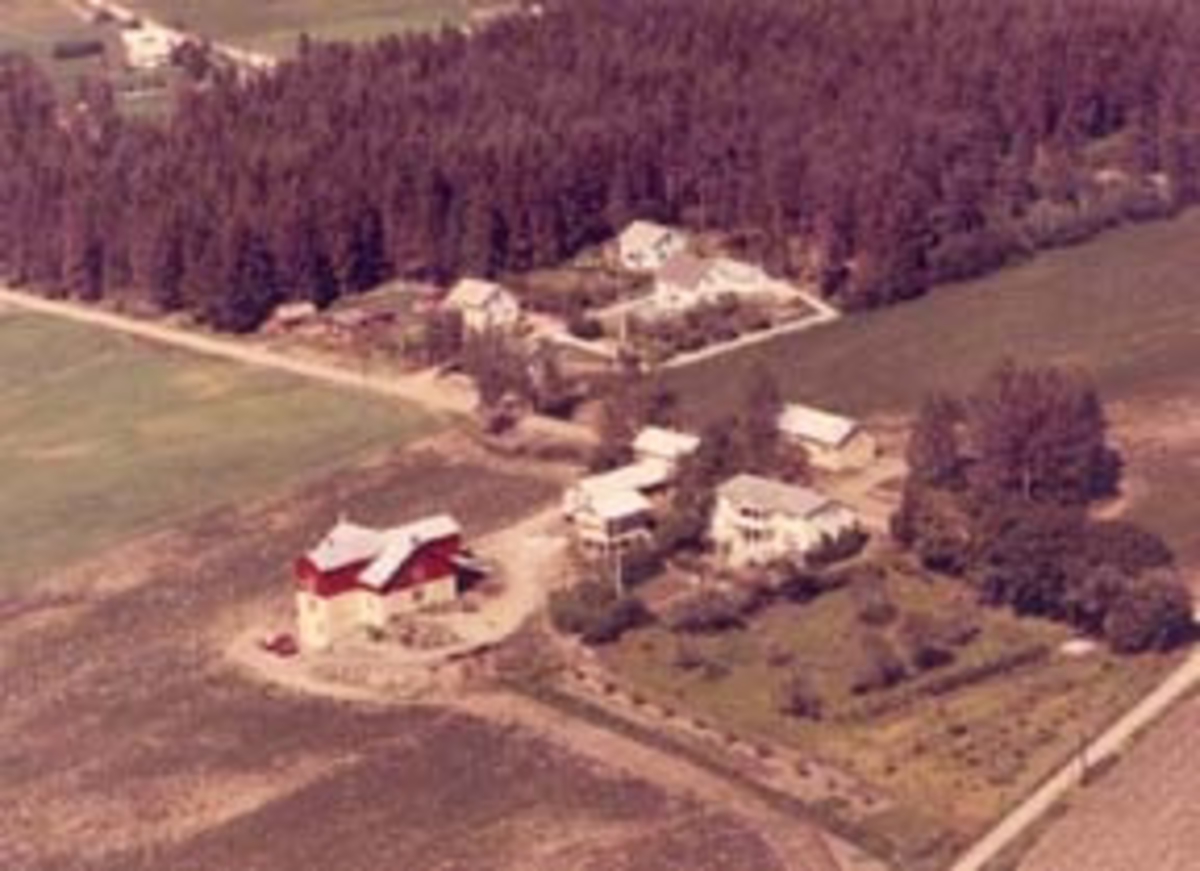 Widerøes Flyveselskap A/S, Flyfoto av Frydenberg gard, Jessnes, Ringsaker.