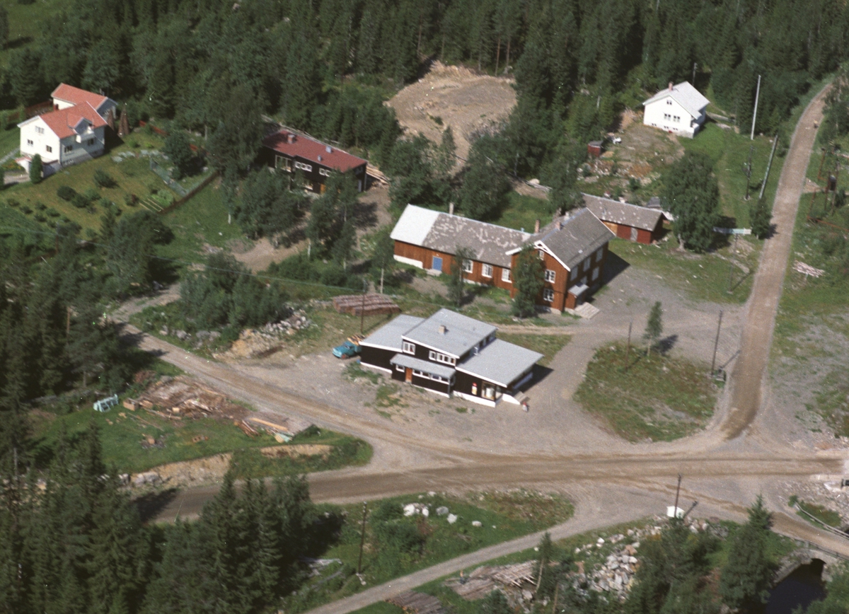 Widerøes Flyveselskap A/S, Flyfoto av Nærvang forsamlingslokale, butikk, landhandleri, Næroset, Ringsaker.