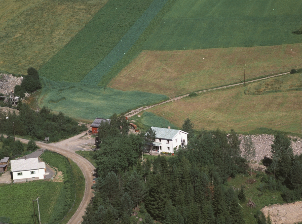 Widerøes Flyveselskap A/S, Flyfoto av bebyggelse, trolig ved Bandbutajet, Åsmarkvegen, Moelv, Ringsaker.