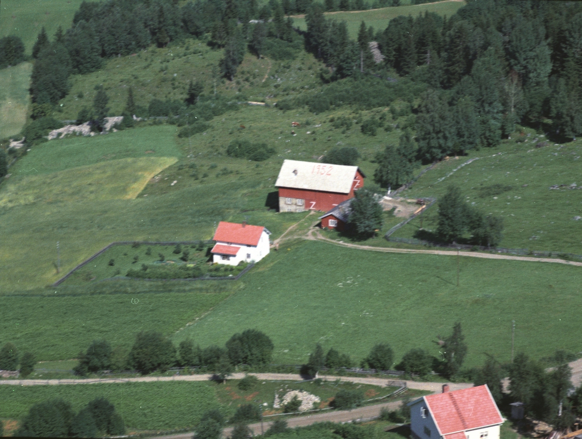Widerøes Flyveselskap A/S, Flyfoto av ukjent småbruk, Brøttum, Ringsaker.