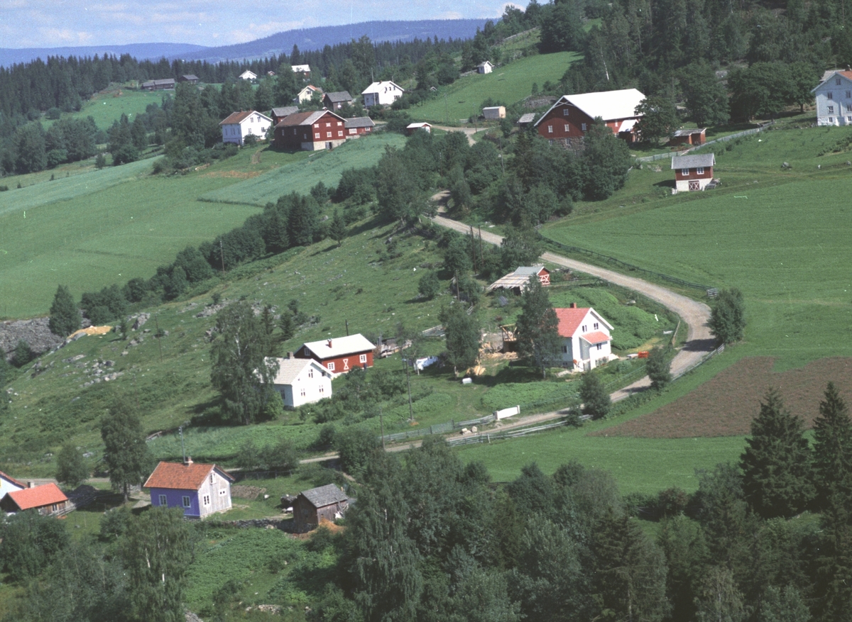 Widerøes Flyveselskap A/S, Flyfoto av Solstad, boliger med Syljuåshagen øvre og nedre i bakgrunn. Brøttum, Ringsaker.