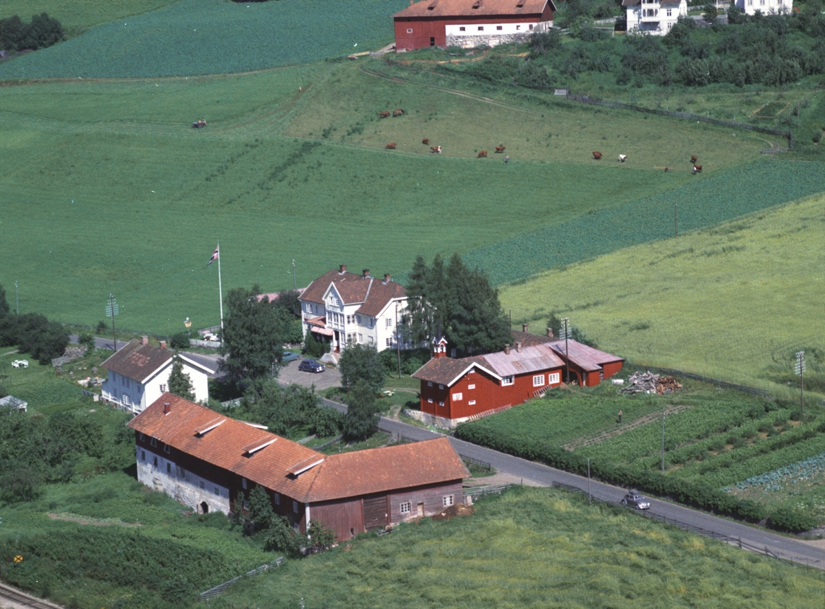 Widerøes Flyveselskap A/S, Flyfoto av Freng Gjestgiveri/pensjonat, Brøttum, Ringsaker.