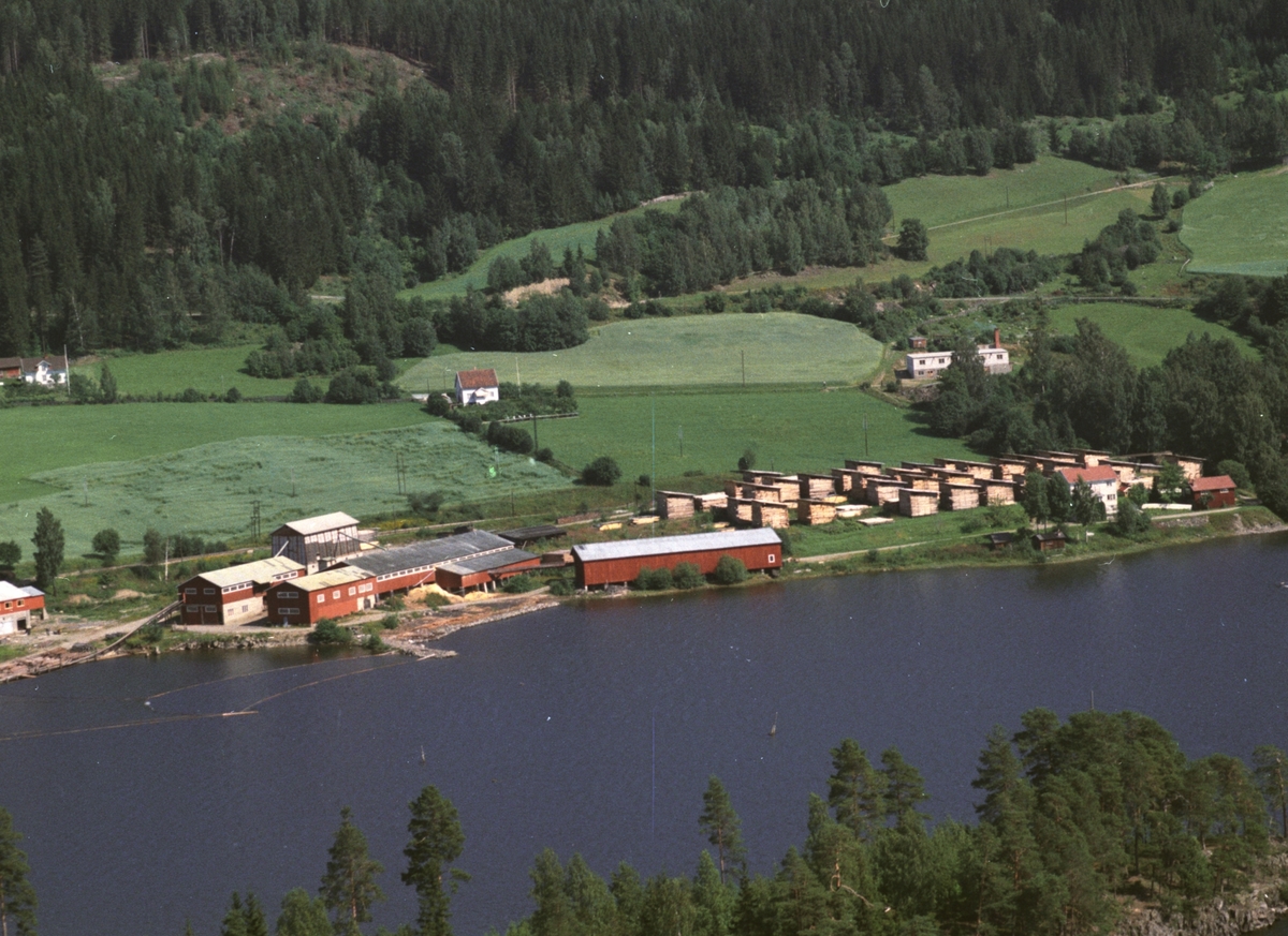 Widerøes Flyveselskap A/S, Flyfoto av Brøttum sag og høvleri, Brøttum, Ringsaker.