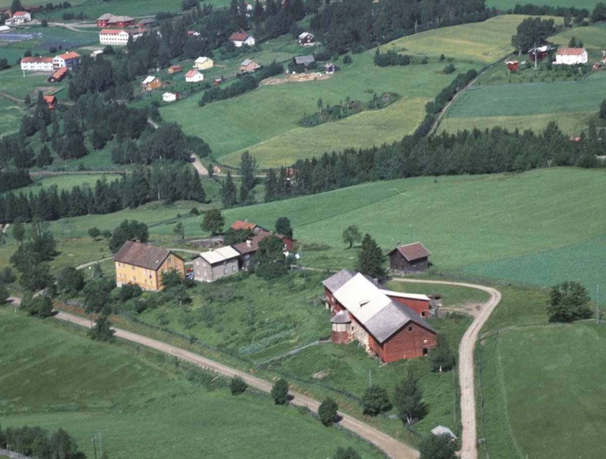 Widerøes Flyveselskap A/S, Flyfoto av Nedre Alm, Brøttum, Ringsaker.