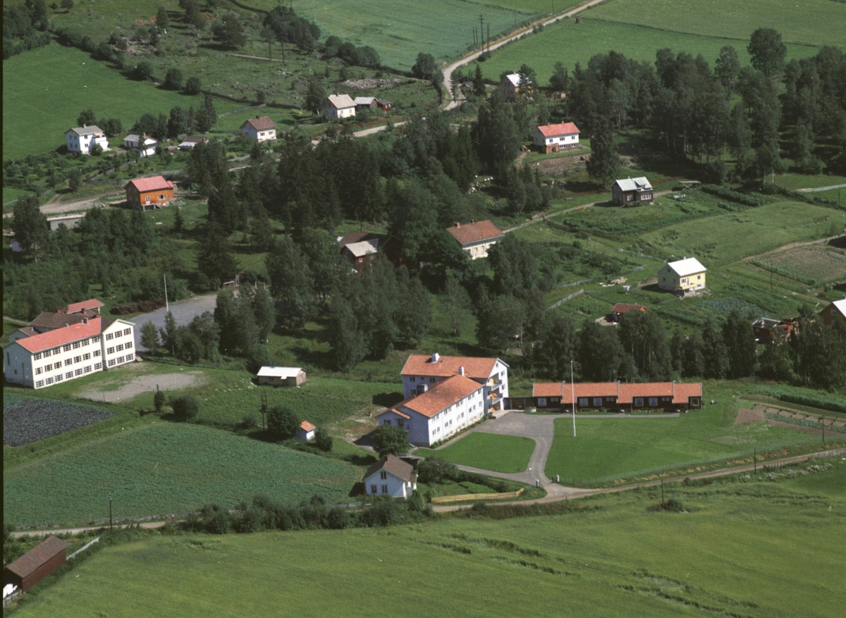 Widerøes Flyveselskap A/S, Flyfoto av Brøttum barne og ungdomskole, boligbebyggelse, Ringsaker.