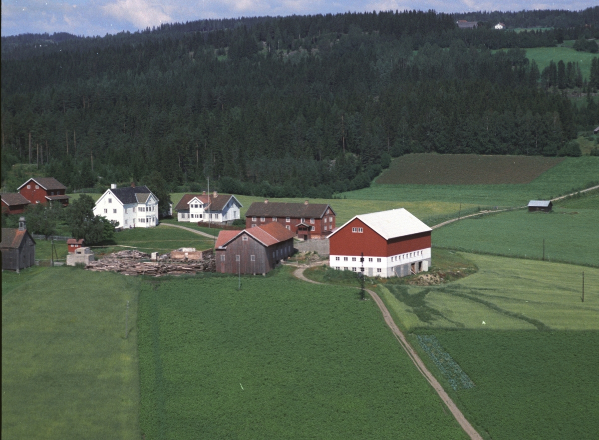 Widerøes Flyveselskap A/S, Flyfoto av Hundskjøl gard, Brøttum, Ringsaker.