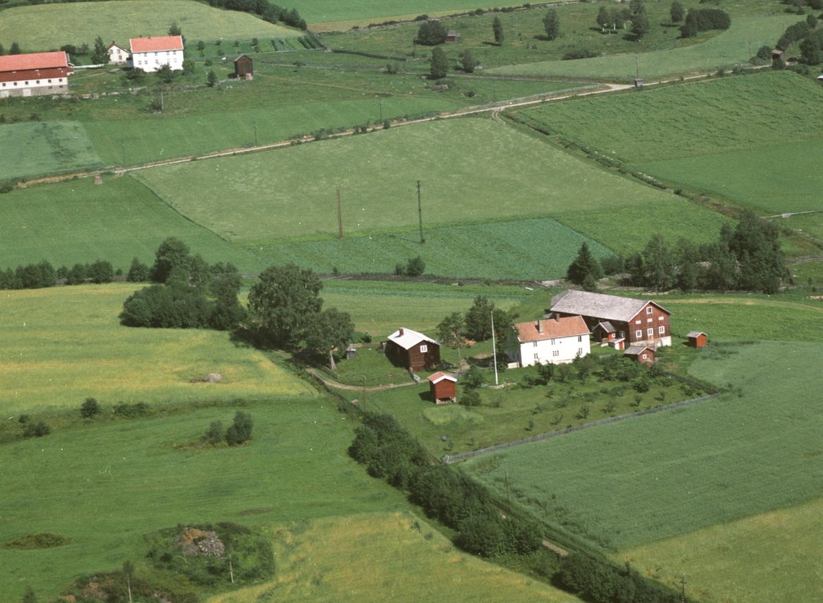 Widerøes Flyveselskap A/S, Flyfoto av Afset/Ødegården nedre, Brøttum, Ringsaker.