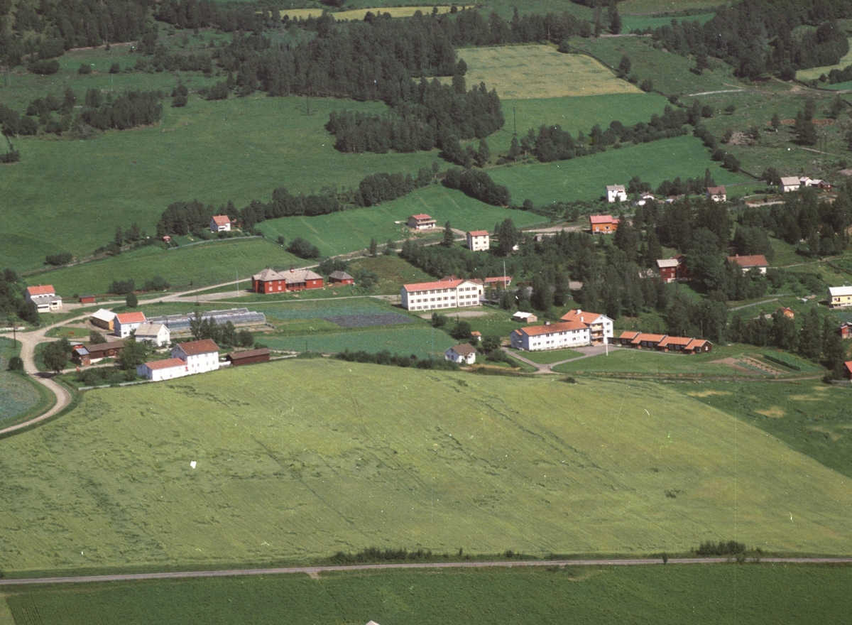 Widerøes Flyveselskap A/S, Flyfoto, Brøttum sentrum, Ringsaker, Bøndernes hus, barneskole, bo og aktivitetssenter.