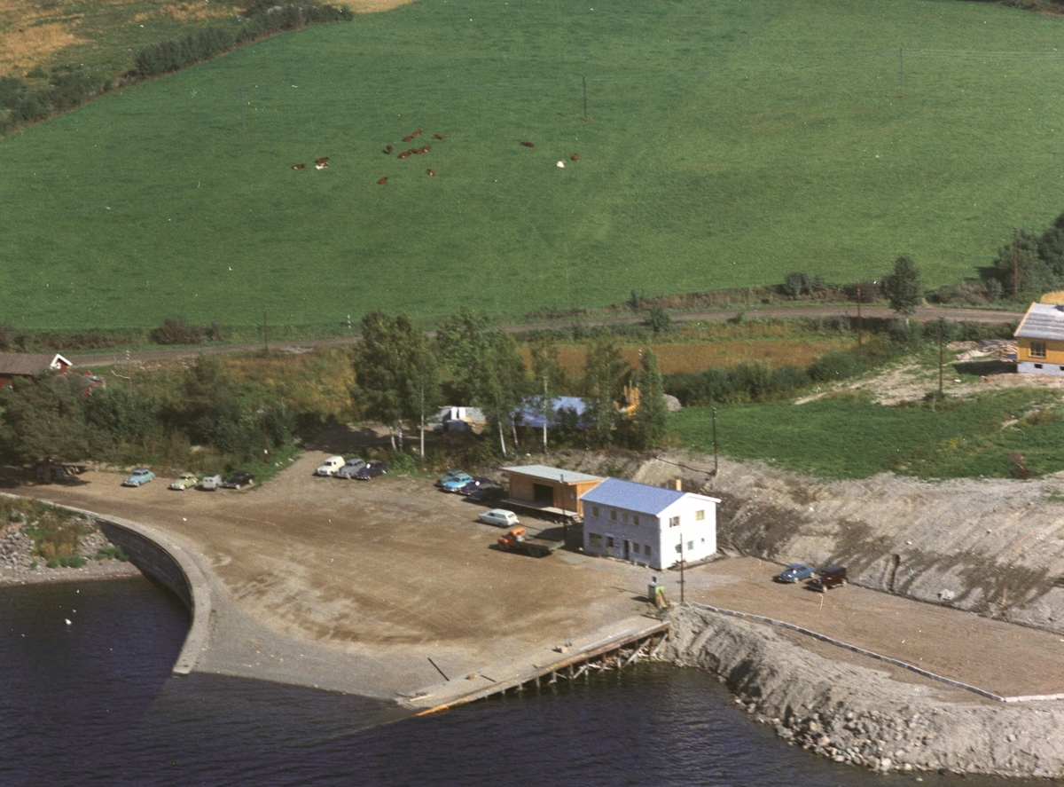 Widerøes Flyveselskap A/S, Flyfoto av Mengshoel fergested, Nes, Hedmark.