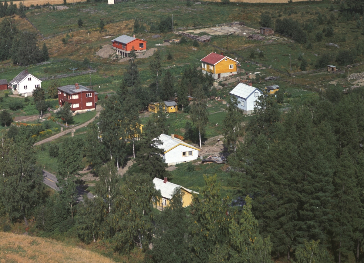 Widerøes Flyveselskap A/S, Flyfoto, Øvre, bebyggelse langs Ringsakervegen ovenfor Krokvik gard, Ringsaker.