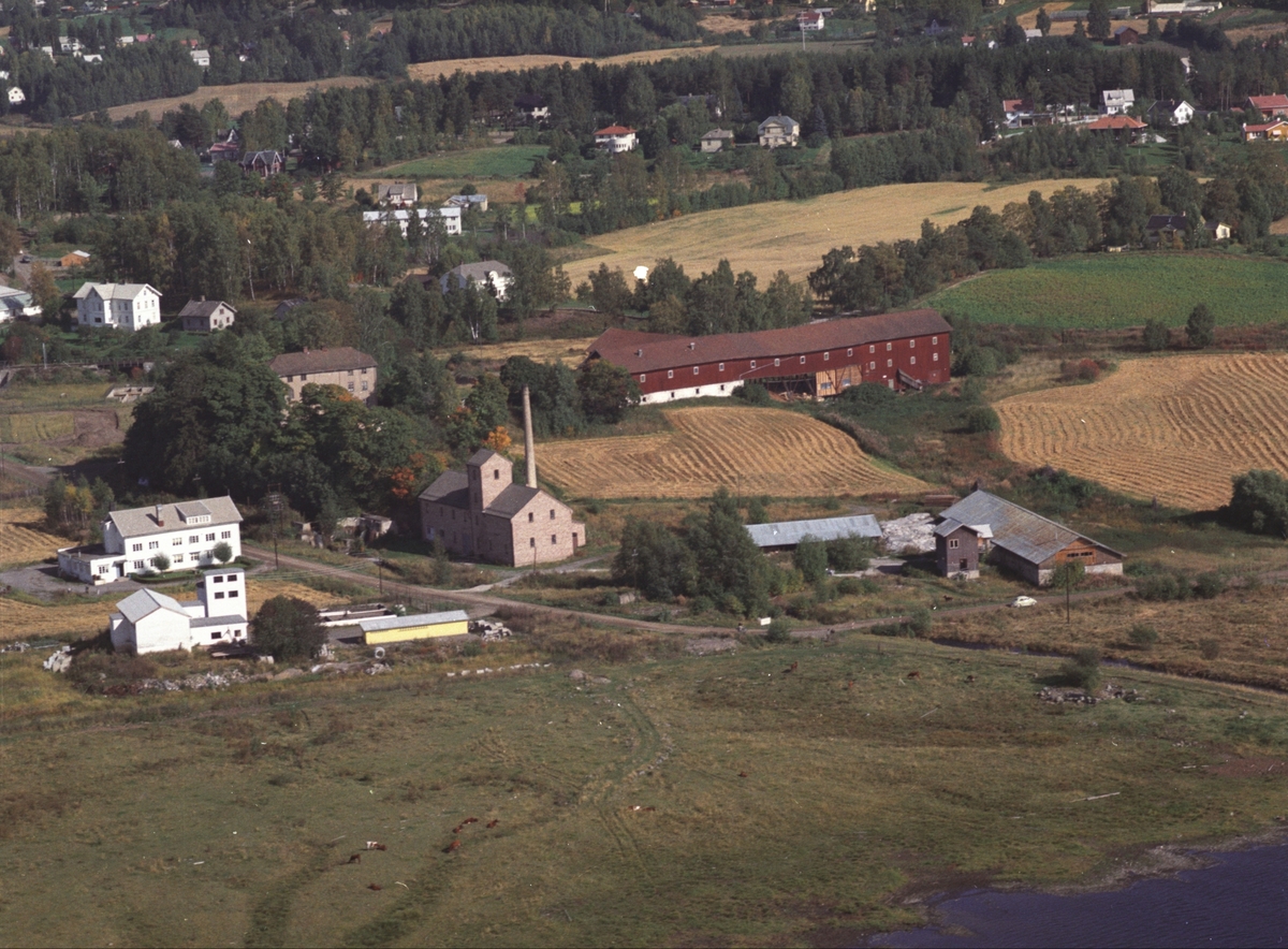 Widerøes Flyveselskap A/S, Flyfoto, Nerkvern gard, brenneri, Oplandske garderobeservice, Brumunddal.