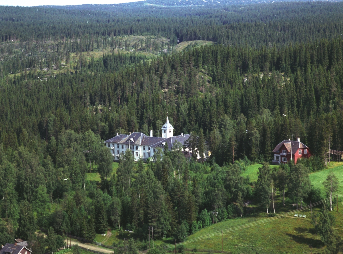 Widerøes Flyveselskap A/S, Flyfoto av Mesnalia kursted, Ringsaker, med omegn.