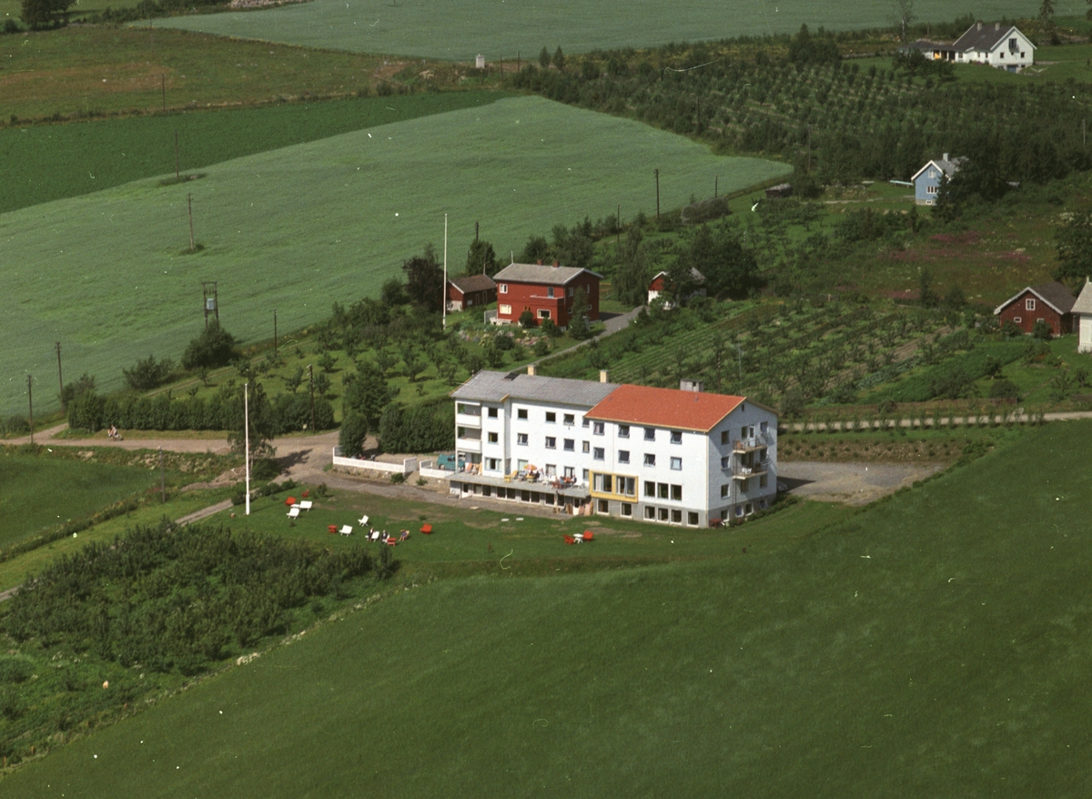 Widerøes Flyveselskap A/S, Flyfoto, Grande Rekreasjonshjem, Nes, Hedmark.