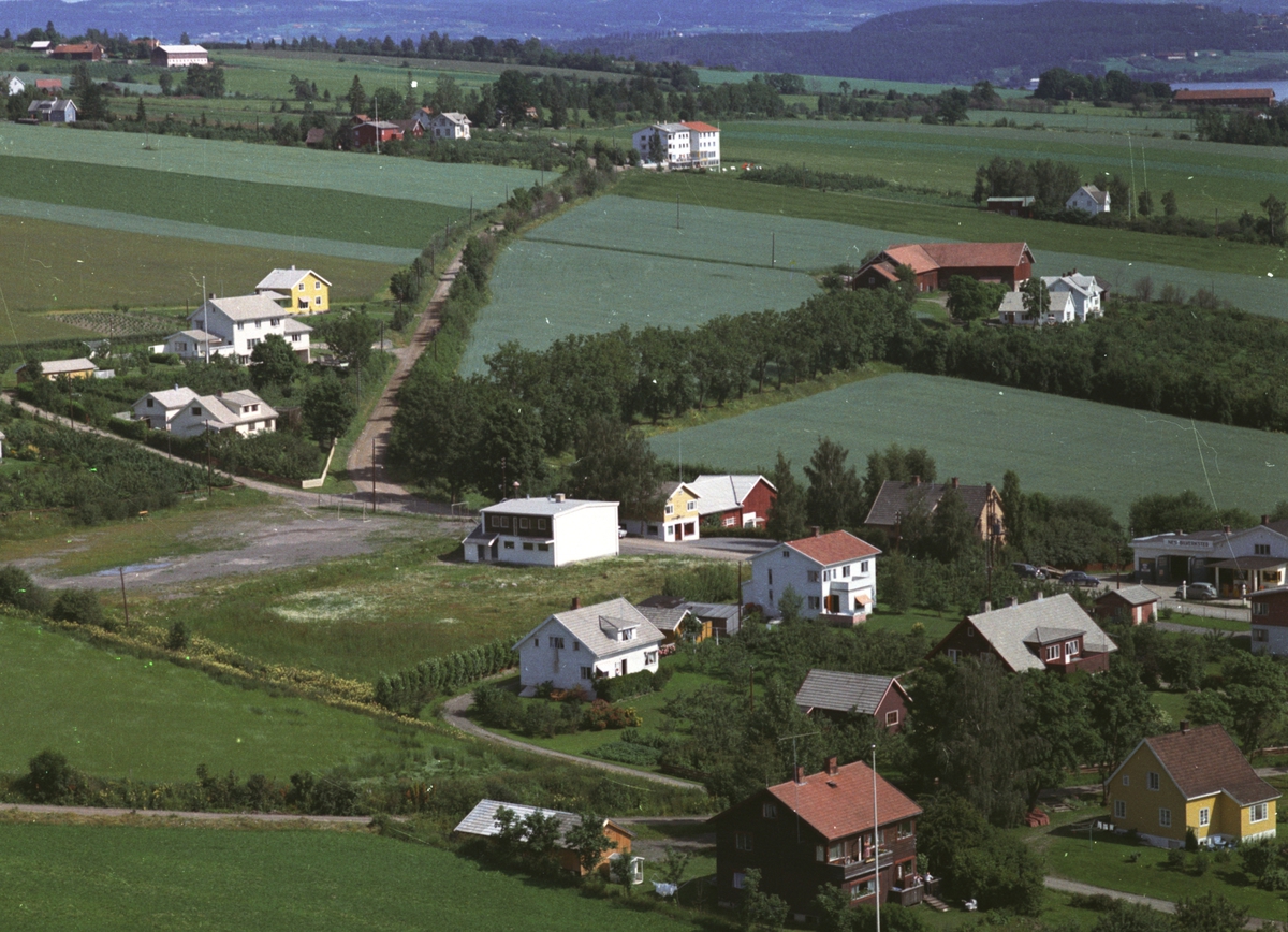 Widerøes Flyveselskap A/S, Flyfoto, bebyggelse, Tingnes, Grande, Frydenlund, lekeplassen, brannstasjon, Nes, Hedmark.