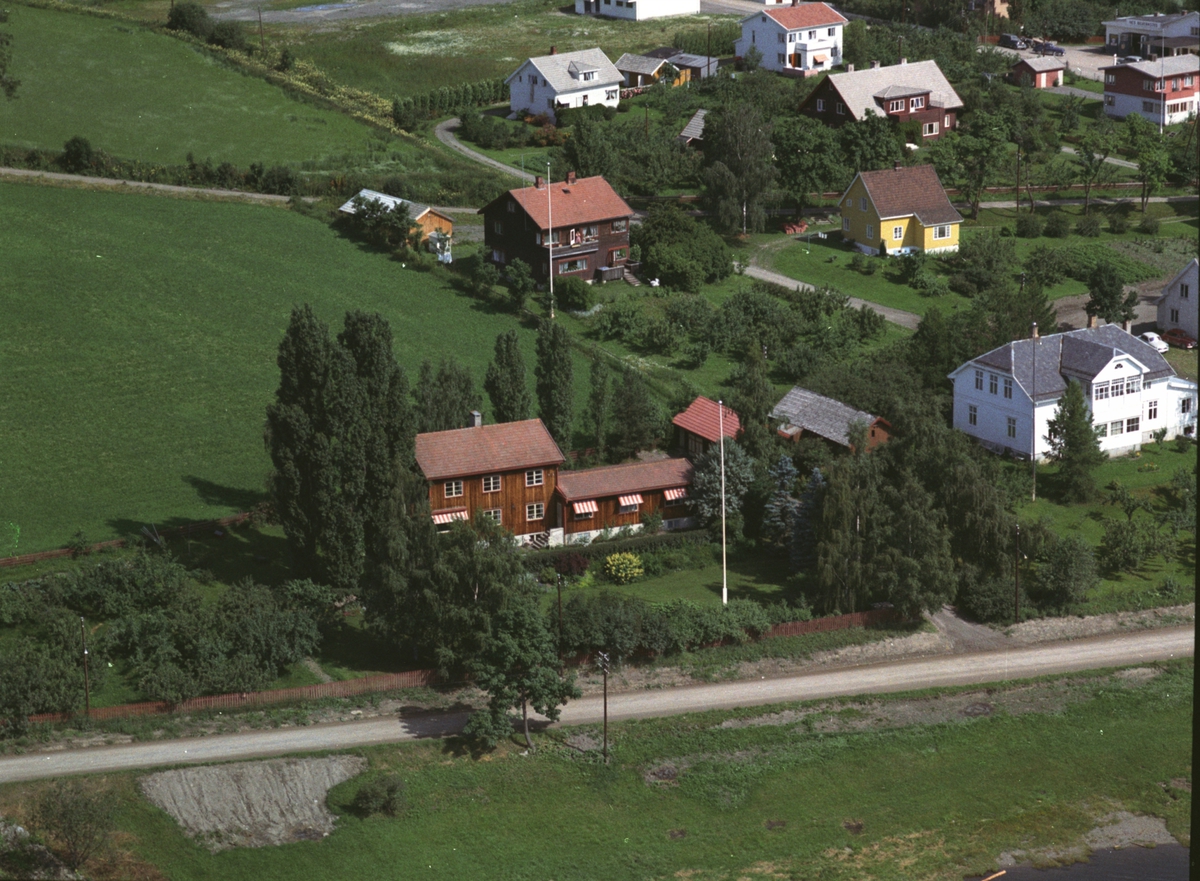 Widerøes Flyveselskap A/S, Flyfoto, Tingnes, Ullinseik, bolig, tannlege, postkontor til høyre, Nes, Hedmark.