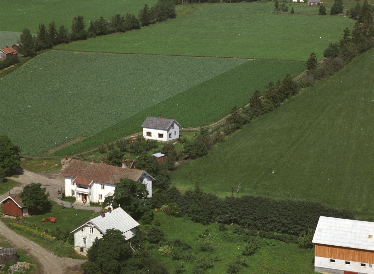 Widerøes Flyveselskap A/S, Flyfoto, gardsbruk, Mølstad østre, Mølstadvegen 118, Nes, Hedmark.