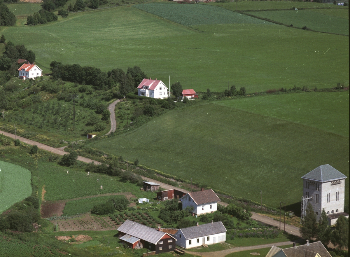 Widerøes Flyveselskap A/S, Flyfoto, småbruk, Breidablikk, Nes, Hedmark.