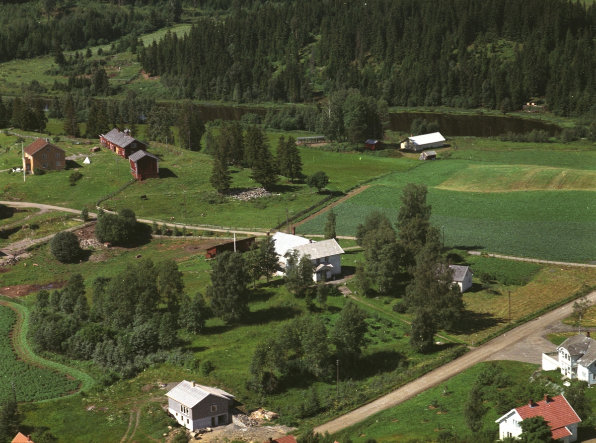 Widerøes Flyveselskap A/S, Flyfoto av Fredvang forsamlingslokale, Stavsjø, Hedmark. Bygd av Nes Kristelige Ungdomsforening og innviet den 27.12 - 1912.