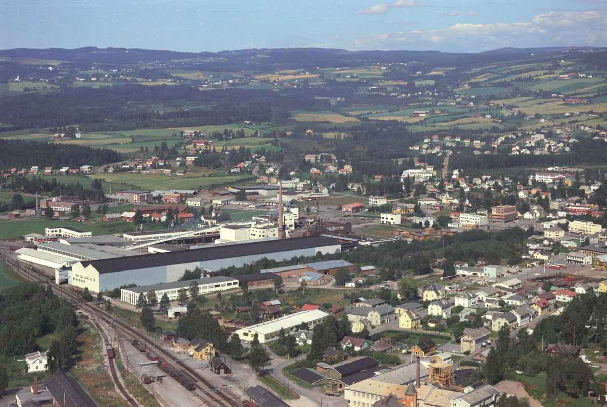 Widerøes Flyveselskap A/S, Flyfoto, Brumunddal, bebyggelse i sentrum, Berger Langmoen A/S.