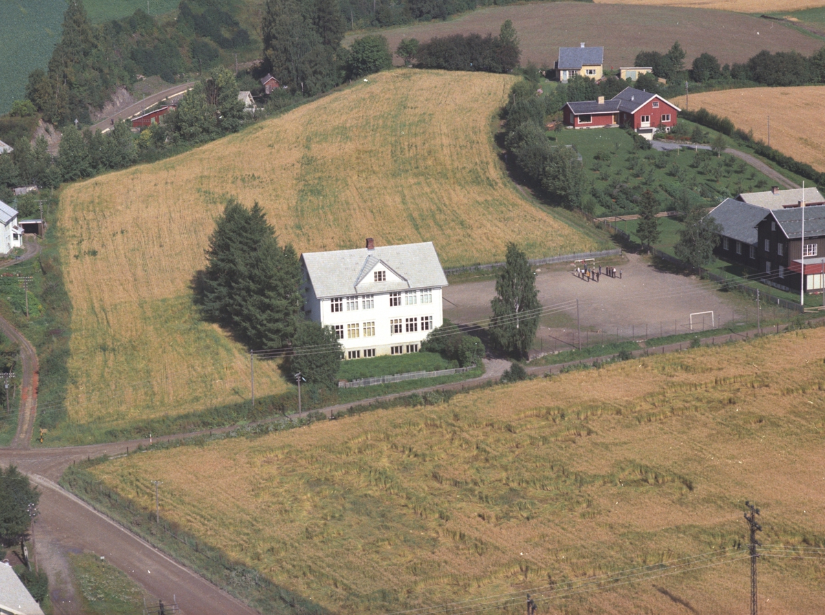 Widerøes Flyveselskap A/S, Flyfoto av Kirkekretsen skole, Byflaten, Veldre, Ringsaker.