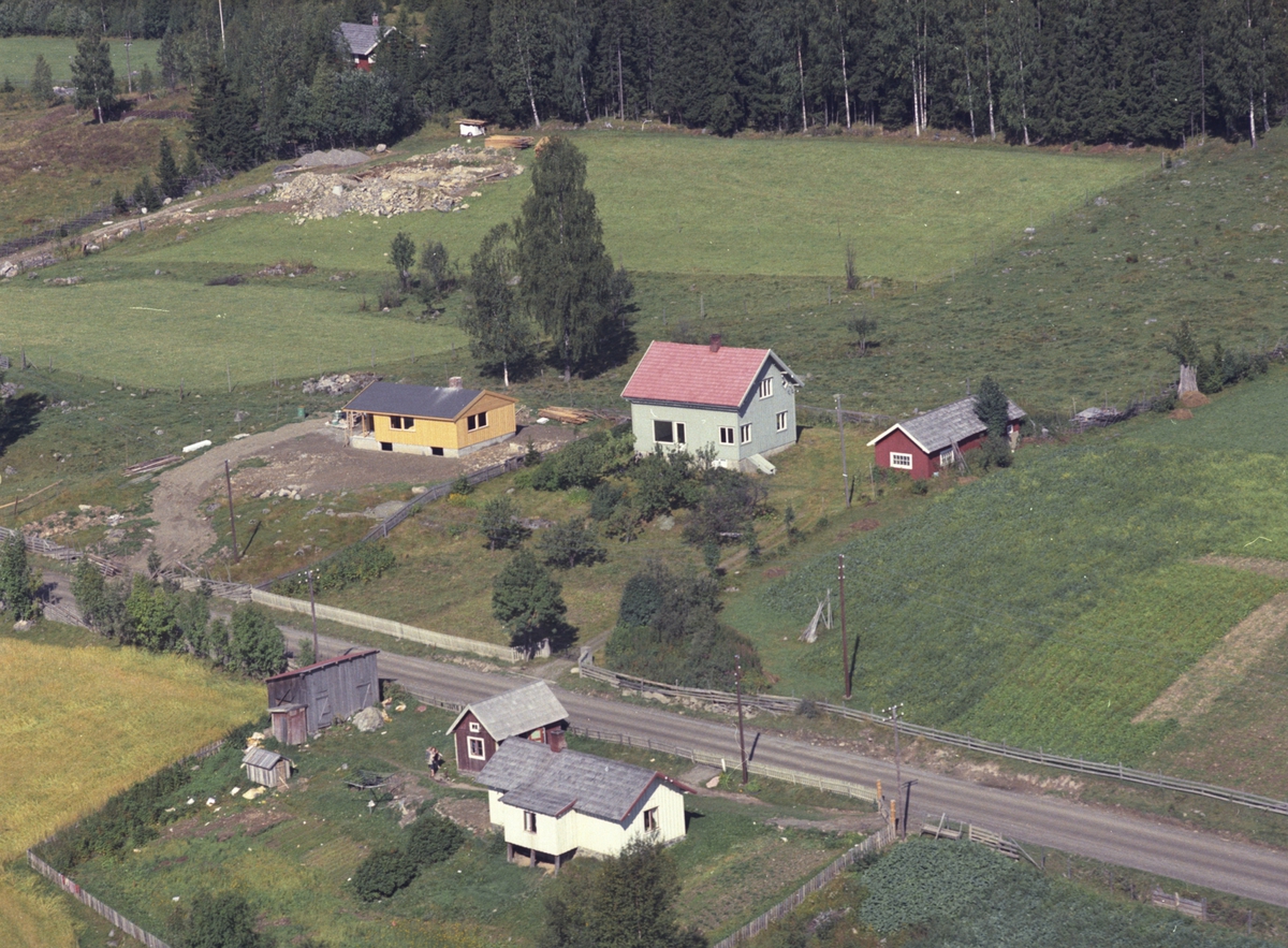 Widerøes Flyveselskap A/S, Flyfoto, Birkely, Fjellberg, Stenberg, Åsmarka, Ringsaker. Huset foran på bildet er kalt "Knutsstuggua"